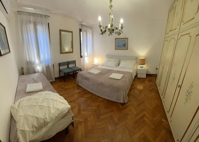 Something Else In Kingsclass Pensión Venecia