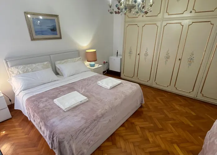 Something Else In Kingsclass Pensión *