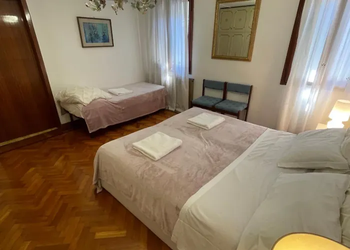 Something Else In Kingsclass Pensión Venecia